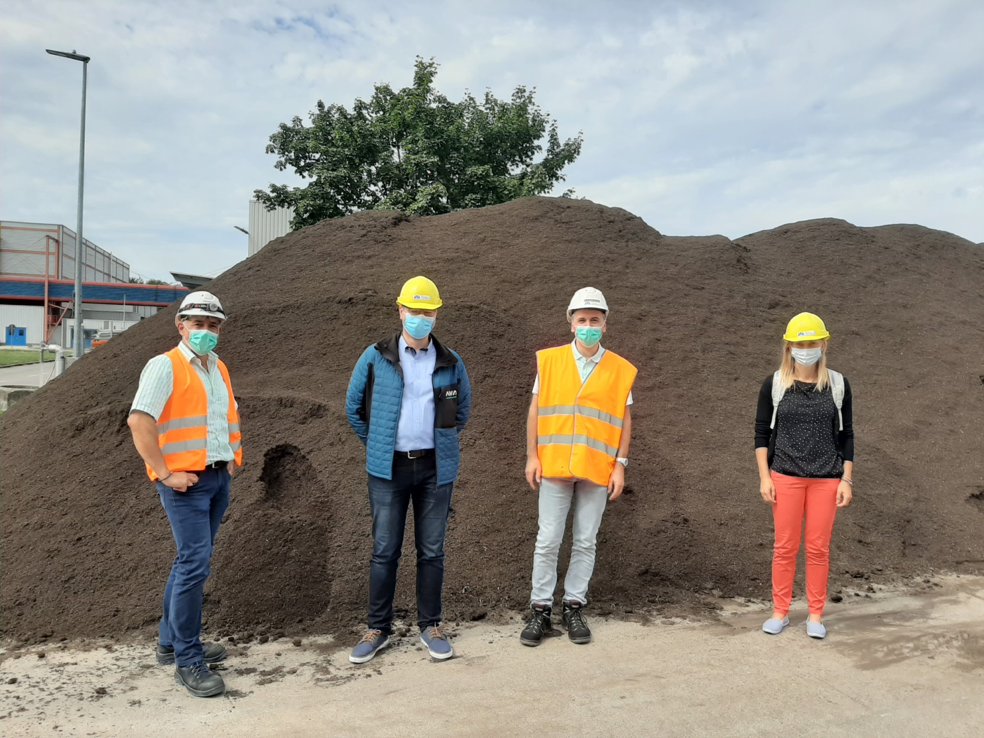 Besichtigung der Bioabfallvergärungsanlage Augsburg mit Kompost.